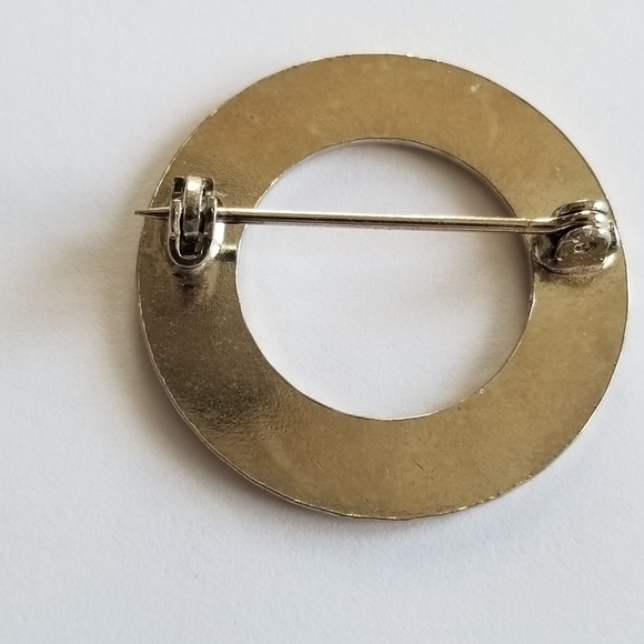 Vintage open circle brooch silver tone pin - Picture 3 of 5